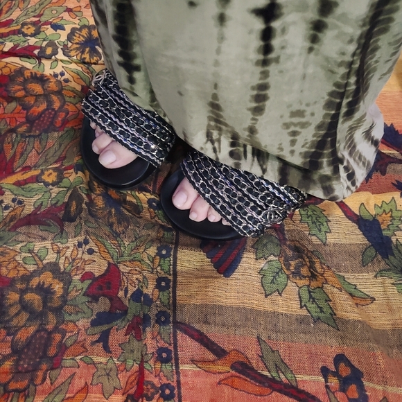 Chanel Slides - Picture 2 of 5